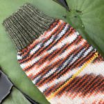 Orange getigerte Stricksocke